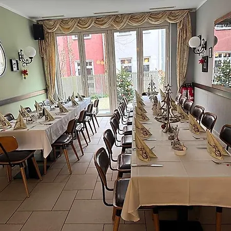 Отель Und Restaurant Zum Deutschen Hause Люббенау